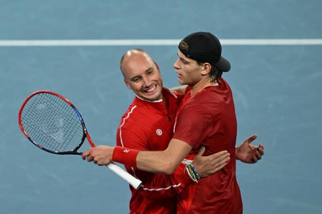 TENNIS DAVIS CUP AUSTRALIA BELGIUM, Zizou Bergs of Belgium celebrates his win over Jordan Thompson of Australia with his team captain Steve Darcis during the Davis Cup qualifying second round match at Ken Rosewall Arena in Sydney, Saturday, September 13, 2025. ( NO ARCHIVING, EDITORIAL USE ONLY SYDNEY NEW SOUTH WALES AUSTRALIA ALBION PARK  Copyright: xDEANxLEWINSx 20250913119168002000