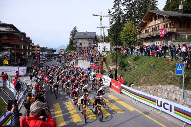2025 UCI Mountain Bike World Championships Picture by Ed Sykes SWpix.com - 13 09 2025 - Cycling - 2025 UCI Mountain Bike World Championships - Cross-country Olympic - Crans-Montana, Valais, Switzerland - Men U23 - Race Start Copyright: x xSWpix.comx(t axPhotographyxHubxLtd)xEdxSykes SWpix.comx SWP-3030-3805