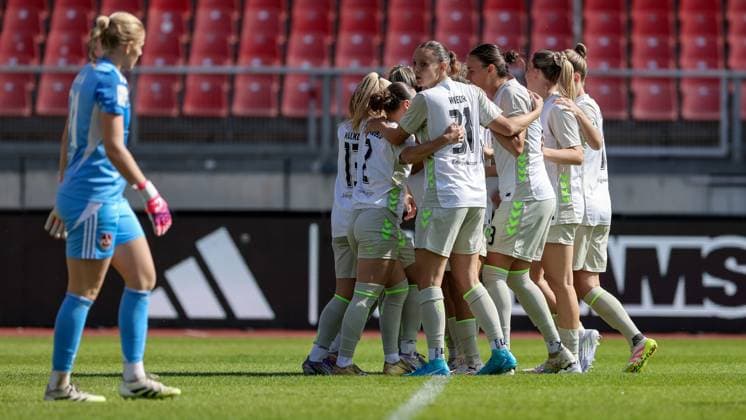 SV Werder Bremen players with goal celebration, cheering, jubilant, optimistic, match scene, highlight, joy over the goal to 0 1, THE DFB REGULATIONS PROHIBIT ANY USE OF PHOTOGRAPHS AS IMAGE SEQUENCES AND OR QUASI VIDEO , 13 09 2025, Nuremberg Germany , Football, Google Pixel Womens Bundesliga, 1 FC Nürnberg SV Werder Bremen xobx