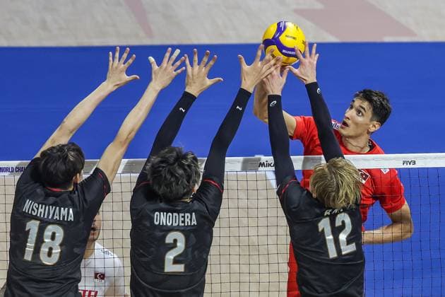 (250913) -- QUEZON CITY, Sept. 13, 2025 -- Ramazan Efe Mandiraci (back) of T¨¹rkiye competes during the Pool G match between Japan and T¨¹rkiye at the 2025 FIVB Volleyball Men s World Championship, WM, Weltmeisterschaft in Quezon City, the Philippines, Sept. 13, 2025. ) (SP)THE PHILIPPINES-QUEZON CITY-VOLLEYBALL-FIVB MEN S WORLD CHAMPIONSHIP 2025-JPN VS TUR ROUELLExUMALI 