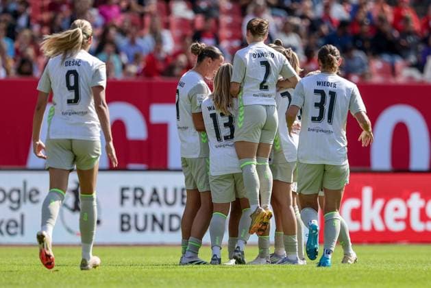 SV Werder Bremen players with goal celebration, cheering, jubilant, optimistic, match scene, highlight, joy about the goal to 0 2, THE DFB REGULATIONS PROHIBIT ANY USE OF PHOTOGRAPHS AS IMAGE SEQUENCES AND OR QUASI VIDEO , 13 09 2025, Nuremberg Germany , Football, Google Pixel Womens Bundesliga, 1 FC Nürnberg SV Werder Bremen xobx