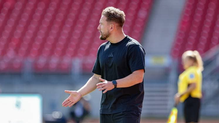 Thomas Oostendorp Coach, 1 FC Nürnberg gives instructions, gestures, gesticulates with his arms, shouts, yells, screams, gives instructions, THE DFB GUIDELINES PROHIBIT ANY USE OF PHOTOGRAPHS AS IMAGE SEQUENCES AND OR QUASI VIDEO DFB REGULATIONS PROHIBIT ANY USE OF PHOTOGRAPHS AS IMAGE SEQUENCES AND OR QUASI VIDEO , 13 09 2025, Nuremberg Germany , Football, Google Pixel Women Bundesliga, 1 FC Nürnberg SV Werder Bremen xobx