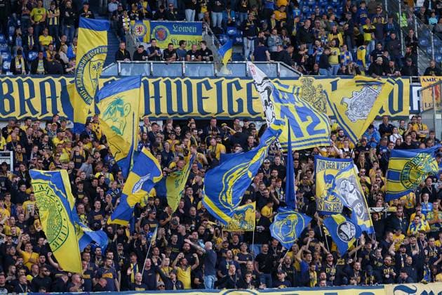 2025 09 13 xkix 2 Bundesliga SV Darmstadt 98 Eintracht Braunschweig v l , Eintracht Braunschweig fans, atmosphere, scarves, jerseys, emotions DFL DFB REGULATIONS PROHIBIT ANY USE OF PHOTOGRAPHS as IMAGE SEQUENCES and or QUASI VIDEO Copyright: JoaquimxFerreira