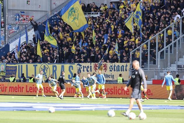 13 09 2025, xtvx, Soccer 2 Bundesliga, SV Darmstadt 98 Eintracht Braunschweig v l Braunschweiger Fans DFL DFB REGULATIONS PROHIBIT ANY USE OF PHOTOGRAPHS as IMAGE SEQUENCES and or QUASI VIDEO Darmstadt