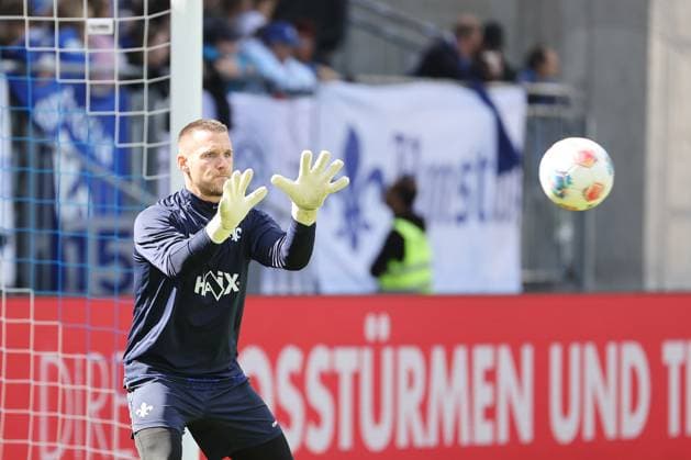 13 09 2025, xtvx, Fußball 2 Bundesliga, SV Darmstadt 98 Eintracht Braunschweig v l Goalkeeper Marcel Schuhen SV Darmstadt 98 warms up, beim Aufwaermen DFL DFB REGULATIONS PROHIBIT ANY USE OF PHOTOGRAPHS as IMAGE SEQUENCES and or QUASI VIDEO Darmstadt