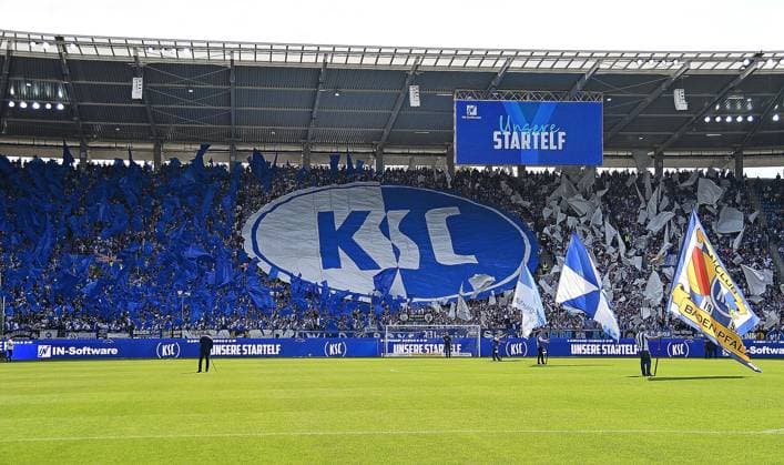 13 09 2025, xhbx, Fußball 2 Bundesliga, Karlsruher SC 1 FC Nürnberg v l Fans Karlsruher SC KSC, Fan, Fahne, Stimmung, Trikot, Schal, Choreo, Banner DFL DFB REGULATIONS PROHIBIT ANY USE OF PHOTOGRAPHS as IMAGE SEQUENCES and or QUASI VIDEO Karlsruhe