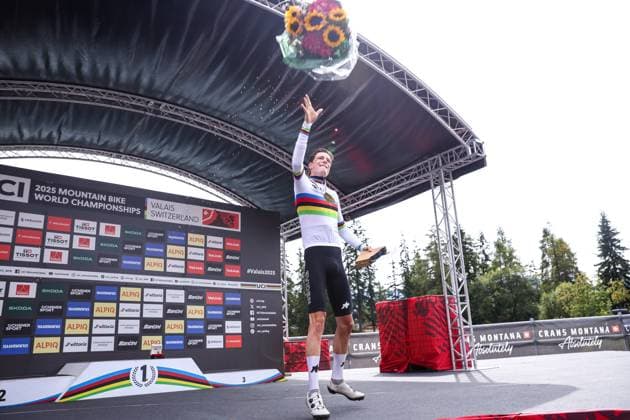 2025 UCI Mountain Bike World Championships Picture by Ed Sykes SWpix.com - 13 09 2025 - Cycling - 2025 UCI Mountain Bike World Championships - Cross-country Olympic - Crans-Montana, Valais, Switzerland - Men U23 Podium - Finn Treudler (Switzerland) receiving the Gold Medal to become World Champion Copyright: x xSWpix.comx(t axPhotographyxHubxLtd)xEdxSykes SWpix.comx SWP-3030-3965