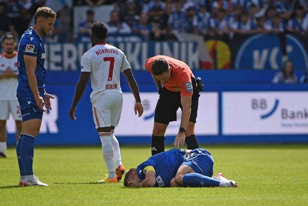 13 09 2025, xhbx, Soccer 2 Bundesliga, Karlsruher SC 1 FC Nürnberg v l Michael Biron 1 FC Nuernberg , Tom Bauer DFB Referee , Marvin Wanitzek Karlsruher SC KSC DFL DFB REGULATIONS PROHIBIT ANY USE OF PHOTOGRAPHS as IMAGE SEQUENCES and or QUASI VIDEO Karlsruhe
