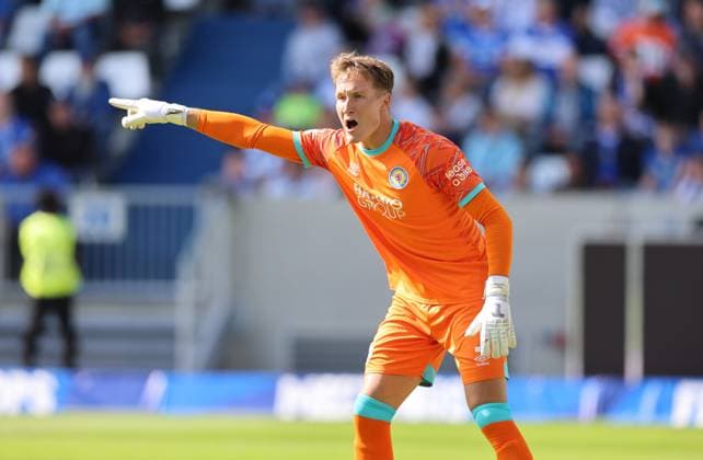 13 09 2025, xdcx, Soccer 2 Bundesliga, SV Darmstadt 98 Eintracht Braunschweig, emonline, emspor, despor, v l , Goalkeeper Ron Thorben Hoffmann Eintracht Braunschweig gives instructions, gesticulates, gesticulate with arms gives instructions, gesticulate DFL DFB REGULATIONS PROHIBIT ANY USE OF PHOTOGRAPHS AS IMAGE SEQUENCES AND OR QUASI VIDEO Copyright: HMBxMedia Claus