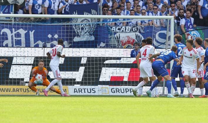 13 09 2025 Soccer Season 2025 2026 2 Soccer Bundesliga 05 Matchday Karlsruher SC KSC 1 FC Nürnberg FCN Club Sportfoto Zink DaMa xdaxmax DFL regulations prohibit any use of photographs as image sequences and or quasi video only for editorial use Marcel Franke 28, Karlsruher SC KSC mit Kopfball gg Fabio Gruber 4, 1 FC Nürnberg FCN Jan Reichert 1, 1 FC Nürnberg FCN