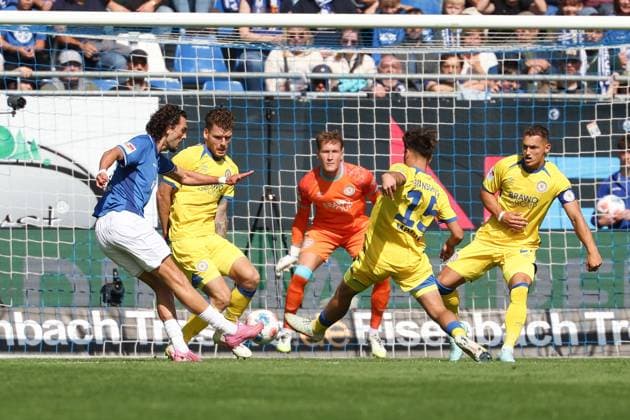 2025 09 13 xkix 2 Bundesliga SV Darmstadt 98 Eintracht Braunschweig v l , Goal chance Fraser Hornby SV Darmstadt 98 , Goalkeeper Ron Thorben Hoffmann Eintracht Braunschweig DFL DFB REGULATIONS PROHIBIT ANY USE OF PHOTOGRAPHS as IMAGE SEQUENCES and or QUASI VIDEO Copyright: JoaquimxFerreira