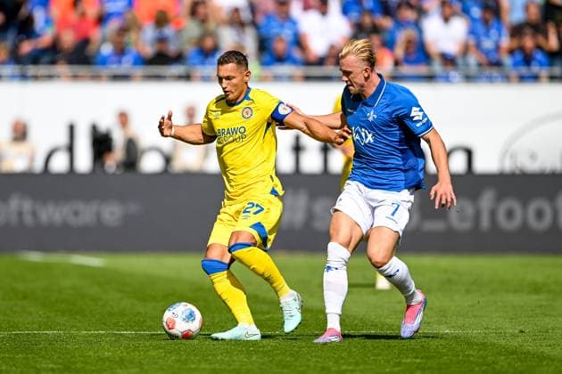 Sven Köhler Eintracht Braunschweig, 27 in duel with Isac Lidberg SV Darmstadt 1898, 07 , GER, SV Darmstadt 98 vs Eintracht Braunschweig, Soccer, 2 Bundesliga, Matchday 5, Season 2025 2026, 13 09 2025 DFL REGULATES PROHIBIT ANY USE OF PHOTOGRAPHS AS IMAGE SEQUENCES AND OR QUASI VIDEO GER, SV Darmstadt 98 vs Eintracht Braunschweig, Football, 2 Bundesliga, Matchday 5, Season 2025 2026, 13 09 2025 Darmstadt Copyright: xEibner-Pressefoto FlorianxWiegandx EP_FWD