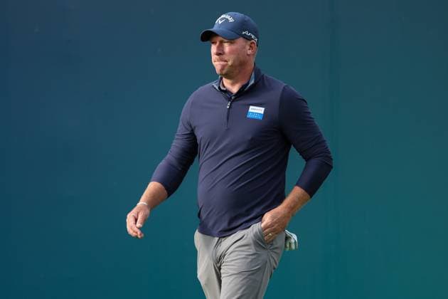 13th September 2025; Wentworth Club, London, England; The BMW PGA, Golf Herren Championship Round 3; Shaun Norris of South Africa arrives onto the 1st tee  HenningxvonxJagow