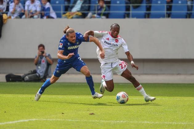 Mohamed Ali Zoma 1 FC Nuernberg, 23 prevails against Sebastian Jung Karlsruher SC, 02 Hans Christian Bernat Karlsruher SC, Goalkeeper 01 , GER, Karlsruher SC vs 1 FC Nuernberg, 2 Bundesliga, Matchday 5, 2025 2026, 13 09 2025, DFL REGULATES PROHIBIT ANY USE OF PHOTOGRAPHS AS IMAGE SEQUENCES AND OR QUASI VIDEO, GER, Karlsruher SC vs 1 FC Nuernberg, 2 Bundesliga, 5 Matchday, 2025 2026, 13 09 2025 Karlsruhe Copyright: xEibner-Pressefoto JanxPrihodax EP_JPA