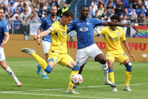 2025 09 13 xkix 2 Bundesliga SV Darmstadt 98 Eintracht Braunschweig v l , Erencan Yardimci Eintracht Braunschweig , Patric Pfeiffer SV Darmstadt 98 , in aktion, in action, DFL DFB REGULATIONS PROHIBIT ANY USE OF PHOTOGRAPHS as IMAGE SEQUENCES and or QUASI VIDEO Copyright: JoaquimxFerreira