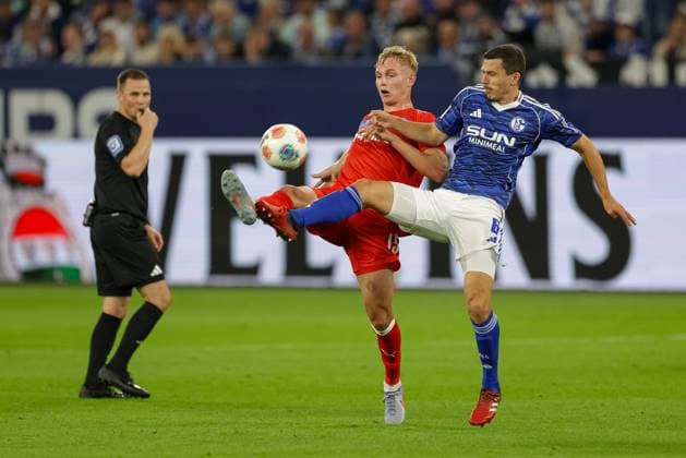 Gelsenkirchen, Germany, 13 09 25 Kasper Davidsen Holstein Kiel and Ron Schallenberg FC Schalke 04 fighting for the ball during the 2 Bundesliga match between FC Schalke 04 Holstein Kiel at Veltins Arena on September 13, 2025 in Gelsenkirchen, Germany Gelsenkirchen Veltins Arena Germany Copyright: xStefanxBrauer Brauer-Fotoagenturx