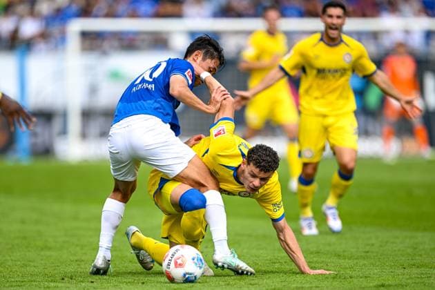 Hiroki Akiyama SV Darmstadt 1898, 16 in duel with Erencan YardÄ±mcÄ± Eintracht Braunschweig, 09 GER, SV Darmstadt 98 vs Eintracht Braunschweig, Soccer, 2 Bundesliga, Matchday 5, Season 2025 2026, 13 09 2025 DFL REGULATES PROHIBIT ANY USE OF PHOTOGRAPHS AS IMAGE SEQUENCES AND OR QUASI VIDEO GER, SV Darmstadt 98 vs Eintracht Braunschweig, Football, 2 Bundesliga, Matchday 5, Season 2025 2026, 13 09 2025 Darmstadt Copyright: xEibner-Pressefoto FlorianxWiegandx EP_FWD