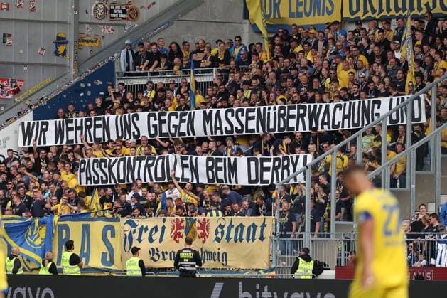 2025 09 13 xkix 2 Bundesliga SV Darmstadt 98 Eintracht Braunschweig v l , Fans of Eintracht Braunschweig protest against mass surveillance and passport controls at the derby, Banner DFL DFB REGULATIONS PROHIBIT ANY USE OF PHOTOGRAPHS as IMAGE SEQUENCES and or QUASI VIDEO Copyright: JoaquimxFerreira