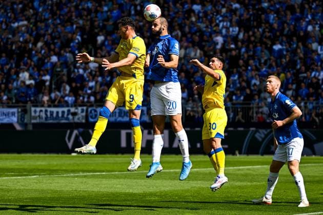Erencan YardÄ±mcÄ± Eintracht Braunschweig, 09 in duel with Aleksandar Vukotic SV Darmstadt 1898, 20 , GER, SV Darmstadt 98 vs Eintracht Braunschweig, Soccer, 2 Bundesliga, Matchday 5, Season 2025 2026, 13 09 2025 DFL REGULATES PROHIBIT ANY USE OF PHOTOGRAPHS AS IMAGE SEQUENCES AND OR QUASI VIDEO GER, SV Darmstadt 98 vs Eintracht Braunschweig, Football, 2 Bundesliga, Matchday 5, Season 2025 2026, 13 09 2025 Darmstadt Copyright: xEibner-Pressefoto FlorianxWiegandx EP_FWD