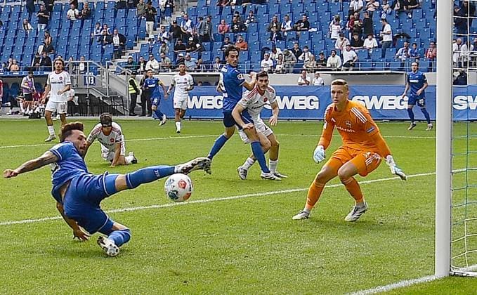 13 09 2025, xhbx, Soccer 2 Bundesliga, Karlsruher SC 1 FC Nürnberg v l Fabian Schleusener Karlsruher SC KSC , Jan Reichert 1 FC Nuernberg DFL DFB REGULATIONS PROHIBIT ANY USE OF PHOTOGRAPHS as IMAGE SEQUENCES and or QUASI VIDEO Karlsruhe