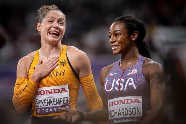 World Athletics Championships; Tokyo, 13.09.2025 Gina Lückenkemper (GER) scherzt mit Sha carri Richardson (USA) nach dem 100m-Vorlauf an Tag 1 der World Athletics Championships im National Stadium in Tokyo, Japan am 13.09.2025. *** World Athletics Championships Tokyo, 13 09 2025 Gina Lückenkemper GER jokes with Sha carri Richardson USA after the 100m preliminary heat on day 1 of the World Athletics Championships at the National Stadium in Tokyo, Japan on 13 09 2025 Copyright: xBEAUTIFULxSPORTS AxelxKohringx