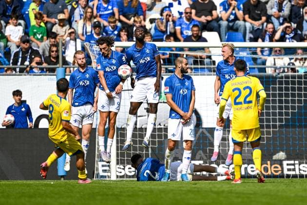 Free kick Goal kick Action Mehmet Aydin Eintracht Braunschweig, 08 , GER, SV Darmstadt 98 vs Eintracht Braunschweig, Football, 2 Bundesliga, Matchday 5, Season 2025 2026, 13 09 2025 DFL REGULATIONS PROHIBIT ANY USE OF PHOTOGRAPHS AS IMAGE SEQUENCES AND OR QUASI VIDEO GER, SV Darmstadt 98 vs Eintracht Braunschweig, Football, 2 Bundesliga, Matchday 5, Season 2025 2026, 13 09 2025 Darmstadt Copyright: xEibner-Pressefoto FlorianxWiegandx EP_FWD