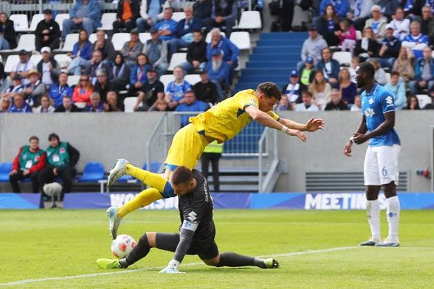 13 09 2025, xtvx, Fußball 2 Bundesliga, SV Darmstadt 98 Eintracht Braunschweig v l Torschuss, has a shot on goal Erencan Yardimci Eintracht Braunschweig goalkeeper Marcel Schuhen SV Darmstadt 98 DFL DFB REGULATIONS PROHIBIT ANY USE OF PHOTOGRAPHS as IMAGE SEQUENCES and or QUASI VIDEO Darmstadt