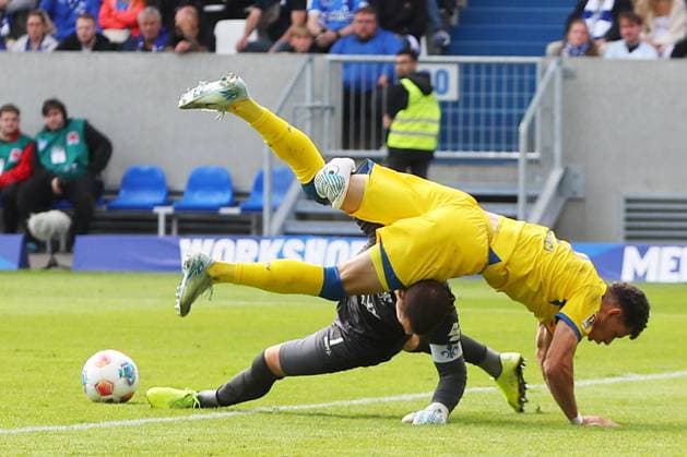 13 09 2025, xtvx, Fußball 2 Bundesliga, SV Darmstadt 98 Eintracht Braunschweig v l Torschuss, has a shot on goal Erencan Yardimci Eintracht Braunschweig goalkeeper Marcel Schuhen SV Darmstadt 98 DFL DFB REGULATIONS PROHIBIT ANY USE OF PHOTOGRAPHS as IMAGE SEQUENCES and or QUASI VIDEO Darmstadt