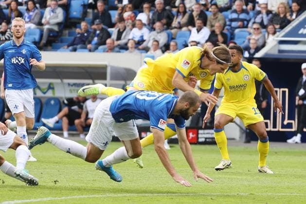 13 09 2025, xtvx, Fußball 2 Bundesliga, SV Darmstadt 98 Eintracht Braunschweig v l Zweikampf, Duell, duel, tackle, compete Aleksandar Vukotic SV Darmstadt 98 Levente Szabo Eintracht Braunschweig DFL DFB REGULATIONS PROHIBIT ANY USE OF PHOTOGRAPHS as IMAGE SEQUENCES and or QUASI VIDEO Darmstadt