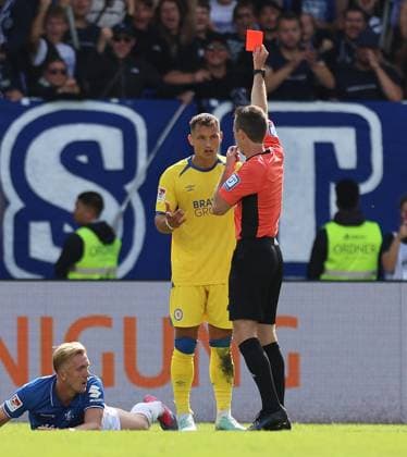 13 09 2025, xdcx, Soccer 2 Bundesliga, SV Darmstadt 98 Eintracht Braunschweig, emonline, emspor, despor, v l , Referee Lukas Benen shows Sven Köhler Eintracht Braunschweig the red card, red card for, sending off, Game Misconduct DFL DFB REGULATIONS PROHIBIT ANY USE OF PHOTOGRAPHS AS IMAGE SEQUENCES AND OR QUASI VIDEO Copyright: HMBxMedia Claus