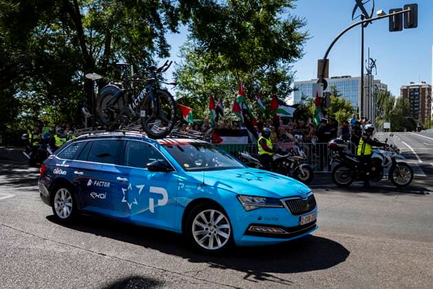 La Vuelta - 80th Tour of Spain 2025 - Stage 18 (ITT) The car of Israel - Premier Tech team is seen in front of a group of Pro Palestinian protesters during the La Vuelta - 80th Tour of Spain 2025, Stage 18 a 12.2km individual time trial stage on September 11, 2025 in Valladolid, Spain. Valladolid Valladolid Spain Copyright: xAlbertoxGardinx AGardin_20250911_Cycling_Vuelta_ITT_0903