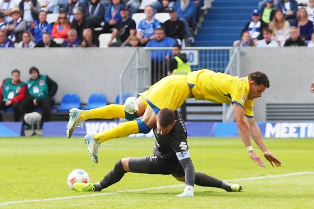 13 09 2025, xtvx, Fußball 2 Bundesliga, SV Darmstadt 98 Eintracht Braunschweig v l Torschuss, has a shot on goal Erencan Yardimci Eintracht Braunschweig goalkeeper Marcel Schuhen SV Darmstadt 98 DFL DFB REGULATIONS PROHIBIT ANY USE OF PHOTOGRAPHS as IMAGE SEQUENCES and or QUASI VIDEO Darmstadt