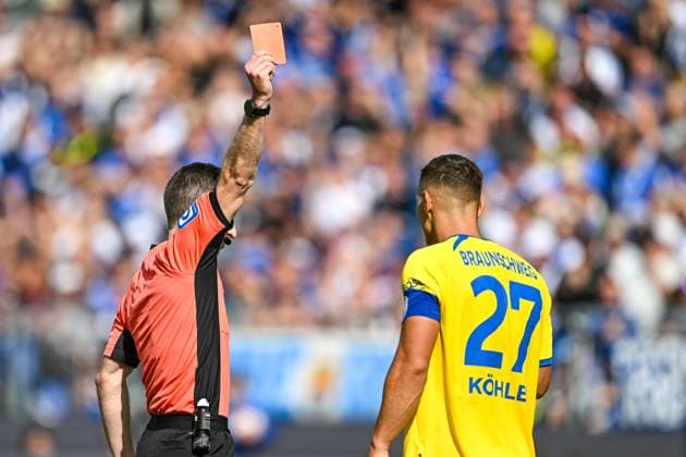 Sven Köhler Eintracht Braunschweig, 27 gets the red card, GER, SV Darmstadt 98 vs Eintracht Braunschweig, Football, 2 Bundesliga, Matchday 5, Season 2025 2026, 13 09 2025 DFL REGULATIONS PROHIBIT ANY USE OF PHOTOGRAPHS AS IMAGE SEQUENCES AND OR QUASI VIDEO GER, SV Darmstadt 98 vs Eintracht Braunschweig, Football, 2 Bundesliga, Matchday 5, Season 2025 2026, 13 09 2025 Darmstadt Copyright: xEibner-Pressefoto FlorianxWiegandx EP_FWD