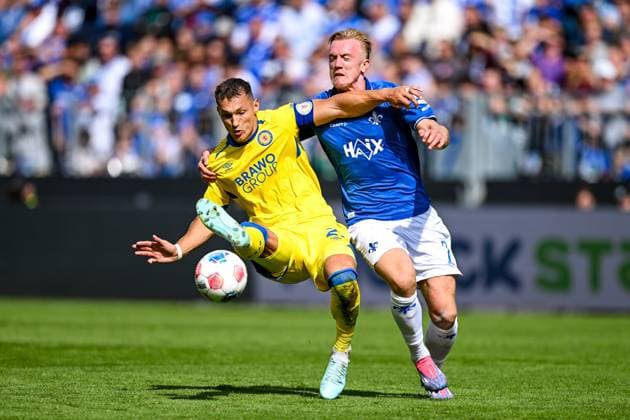 Sven Köhler Eintracht Braunschweig, 27 in duel with Isac Lidberg SV Darmstadt 1898, 07 , GER, SV Darmstadt 98 vs Eintracht Braunschweig, Soccer, 2 Bundesliga, Matchday 5, Season 2025 2026, 13 09 2025 DFL REGULATES PROHIBIT ANY USE OF PHOTOGRAPHS AS IMAGE SEQUENCES AND OR QUASI VIDEO GER, SV Darmstadt 98 vs Eintracht Braunschweig, Football, 2 Bundesliga, Matchday 5, Season 2025 2026, 13 09 2025 Darmstadt Copyright: xEibner-Pressefoto FlorianxWiegandx EP_FWD