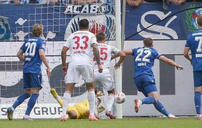 13 09 2025, xhbx, Soccer 2 Bundesliga, Karlsruher SC 1 FC Nürnberg v l David Herold Karlsruher SC KSC , Nick Seidel 1 FC Nuernberg , Hans Christian Bernat Karlsruher SC KSC , Finn Becker 1 FC Nuernberg , Christoph Kobald Karlsruher SC KSC DFL DFB REGULATIONS PROHIBIT ANY USE OF PHOTOGRAPHS as IMAGE SEQUENCES and or QUASI VIDEO Karlsruhe