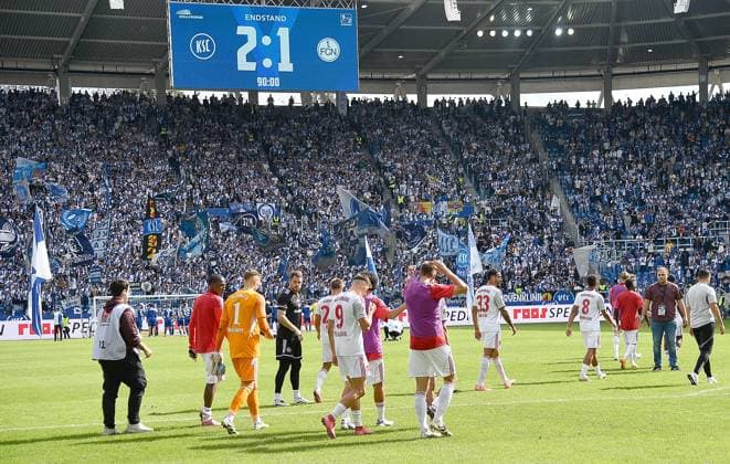 13 09 2025, xhbx, Fußball 2 Bundesliga, Karlsruher SC 1 FC Nürnberg v l Spieler, Mannschaft von 1 FC Nuernberg enttaeuscht, enttaeuscht schauen, dissapointed nach Abpfiff bei den Fans DFL DFB REGULATIONS PROHIBIT ANY USE OF PHOTOGRAPHS as IMAGE SEQUENCES and or QUASI VIDEO Karlsruhe