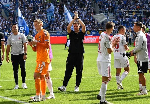 13 09 2025, xhbx, Fußball 2 Bundesliga, Karlsruher SC 1 FC Nuremberg v l Spieler, Mannschaft von 1 FC Nuernberg enttaeuscht, enttaeuscht schauen, dissapointed nach Abpfiff bei den Fans DFL DFB REGULATIONS PROHIBIT ANY USE OF PHOTOGRA, Trainer Miroslav Klose 1 FC Nuernberg PHS as IMAGE SEQUENCES and or QUASI VIDEO Karlsruhe