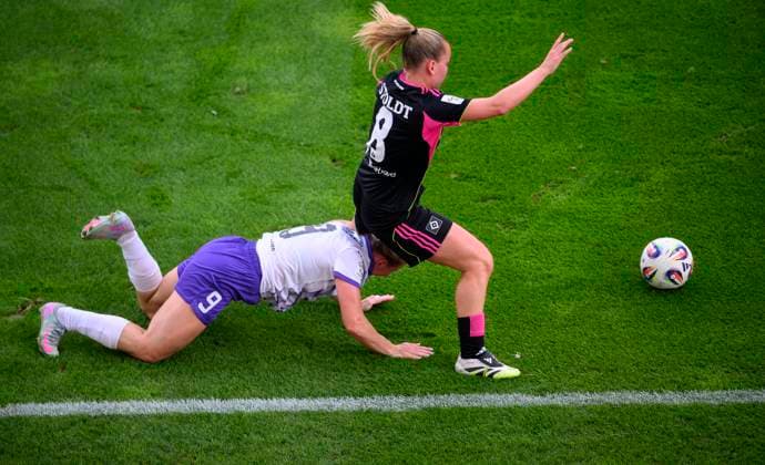 v l Ramona Maier E in duel against Svea Stoldt HH , Action, Soccer Google Pixel Women Bundesliga, 2 Matchday, SGS Essen E Hamburger SV HH , on 13 09 2025 in E s s e n Deutschland Stadion an der Hafenstrasse