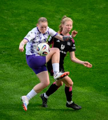 v l Natasha Kowalski E in duel against Jaqueline Dönges HH , Action, Soccer Google Pixel Women Bundesliga, 2 Matchday, SGS Essen E Hamburger SV HH , on 13 09 2025 in E s s e n Deutschland Stadion an der Hafenstrasse