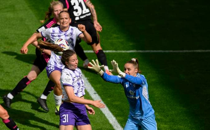 v l Jana Feldkamp E in a duel against goalkeeper Laura Sieger HH , action, Sieger is injured and has to be replaced Football Google Pixel Womens Bundesliga, Matchday 2, SGS Essen E Hamburger SV HH , on 13 09 2025 in E s s e n Deutschland Stadion an der Hafenstrasse