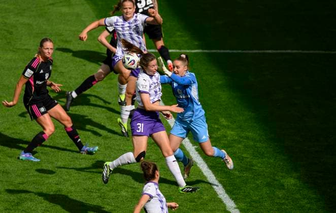 v l Jana Feldkamp E in a duel against goalkeeper Laura Sieger HH , action, Sieger is injured and has to be replaced Football Google Pixel Womens Bundesliga, Matchday 2, SGS Essen E Hamburger SV HH , on 13 09 2025 in E s s e n Deutschland Stadion an der Hafenstrasse