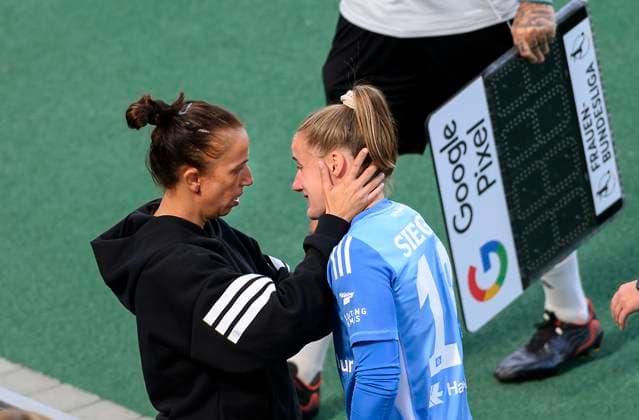 Injury Goalkeeper Laura Sieger HH , Coach Liese Brancao consoles, injured Substitution Soccer Google Pixel Women Bundesliga, 2 Matchday, SGS Essen E Hamburger SV HH , on 13 09 2025 in E s s e n Deutschland Stadion an der Hafenstrasse