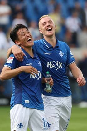 2025 09 13 xkix 2 Bundesliga SV Darmstadt 98 Eintracht Braunschweig v l , Hiroki Akiyama SV Darmstadt 98 and Isac Alexi Sivert Lidberg SV Darmstadt 98 have a good laugh at the end, cheering after the match DFL DFB REGULATIONS PROHIBIT ANY USE OF PHOTOGRAPHS as IMAGE SEQUENCES and or QUASI VIDEO Copyright: JoaquimxFerreira