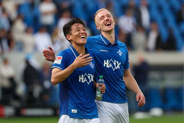 2025 09 13 xkix 2 Bundesliga SV Darmstadt 98 Eintracht Braunschweig v l , Hiroki Akiyama SV Darmstadt 98 and Isac Alexi Sivert Lidberg SV Darmstadt 98 have a good laugh at the end, cheering after the match DFL DFB REGULATIONS PROHIBIT ANY USE OF PHOTOGRAPHS as IMAGE SEQUENCES and or QUASI VIDEO Copyright: JoaquimxFerreira