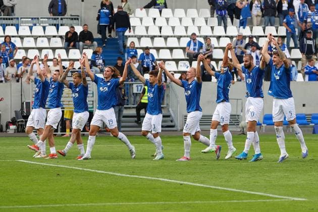 2025 09 13 xkix 2 Bundesliga SV Darmstadt 98 Eintracht Braunschweig v l , Kai Klefisch SV Darmstadt 98 , Sergio Lopez SV Darmstadt 98 , Luca Marseiler SV Darmstadt 98 , Fynn Luca Lakenmacher SV Darmstadt 98 , Leon Klassen SV Darmstadt 98 , Isac Alexi Sivert Lidberg SV Darmstadt 98 , Yosuke Furukawa SV Darmstadt 98 , Aleksander Vukovic SV Darmstadt 98 and Matej Maglica SV Darmstadt 98 thanks the fans, thanks, thanks team after the match, after the match thanks the fans, applauds the fans DFL DFB REGULATIONS PROHIBIT ANY USE OF PHOTOGRAPHS as IMAGE SEQUENCES and or QUASI VIDEO Copyright: JoaquimxFerreira