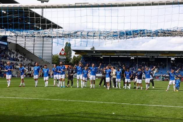 2025 09 13 xkix 2 Bundesliga SV Darmstadt 98 Eintracht Braunschweig v l , SV Darmstadt 98 jubeln jubiliert nach Spielende, danke sich bei den Fans, danke, Dank Mannschaft nach dem Spiel, after the match danke sich bei den Fans, applauds the fans DFL DFB REGULATIONS PROHIBIT ANY USE OF PHOTOGRAPHS as IMAGE SEQUENCES and or QUASI VIDEO Copyright: JoaquimxFerreira