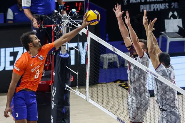 (250913) -- QUEZON CITY, Sept. 13, 2025 -- Michiel Ahyi (L) of the Netherlands competes during the Pool B match between the Netherlands and Qatar at the 2025 FIVB Volleyball Men s World Championship, WM, Weltmeisterschaft in Quezon City, the Philippines, Sept. 13, 2025. ) (SP)THE PHILIPPINES-QUEZON CITY-VOLLEYBALL-FIVB MEN S WORLD CHAMPIONSHIP 2025-NED VS QAT RouellexUmali 