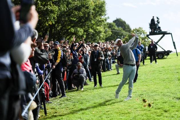 13th September 2025; Wentworth Club, London, England; The BMW PGA, Golf Herren Championship Round 3; Rory McIlroy of Northern Ireland plays a fairway shot at the 1st hole  HenningxvonxJagow