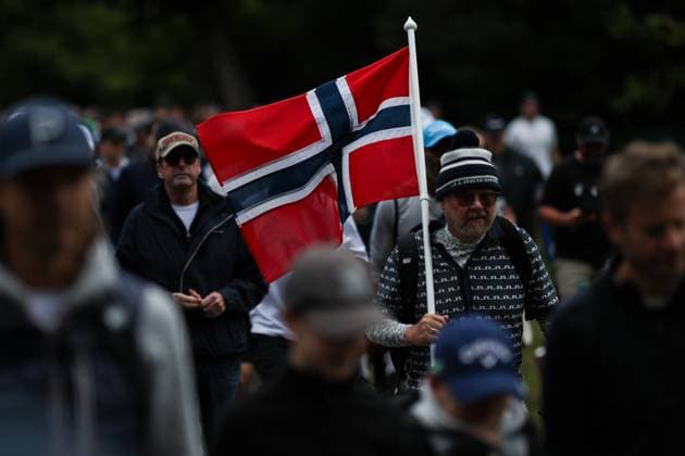 13th September 2025; Wentworth Club, London, England; The BMW PGA, Golf Herren Championship Round 3; A golf fan holding a Norway flag on the 4th green  HenningxvonxJagow