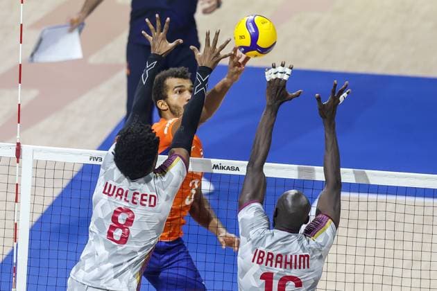 (250913) -- QUEZON CITY, Sept. 13, 2025 -- Michiel Ahyi (back) of the Netherlands competes during the Pool B match between the Netherlands and Qatar at the 2025 FIVB Volleyball Men s World Championship, WM, Weltmeisterschaft in Quezon City, the Philippines, Sept. 13, 2025. ) (SP)THE PHILIPPINES-QUEZON CITY-VOLLEYBALL-FIVB MEN S WORLD CHAMPIONSHIP 2025-NED VS QAT RouellexUmali 